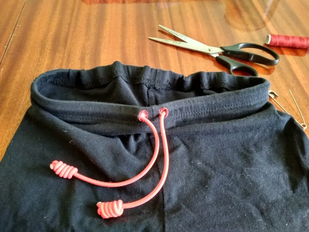 Narzędzia do zwężania spodni gumką