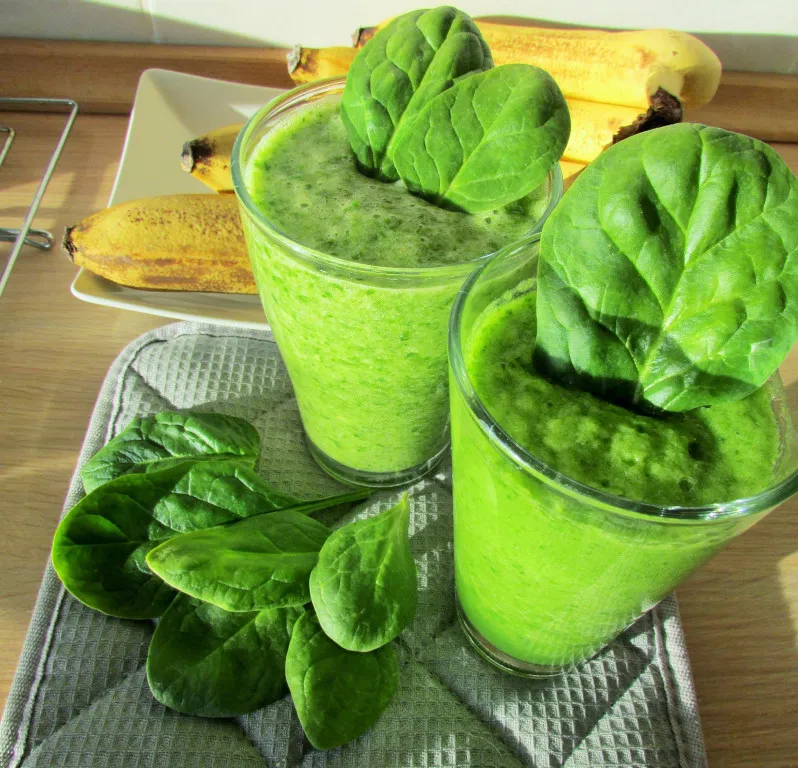 różne owoce do koktajlu maskujące smak szpinaku