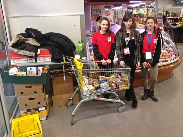 wolontariusze sortują ubrania dla potrzebujących Szczecin