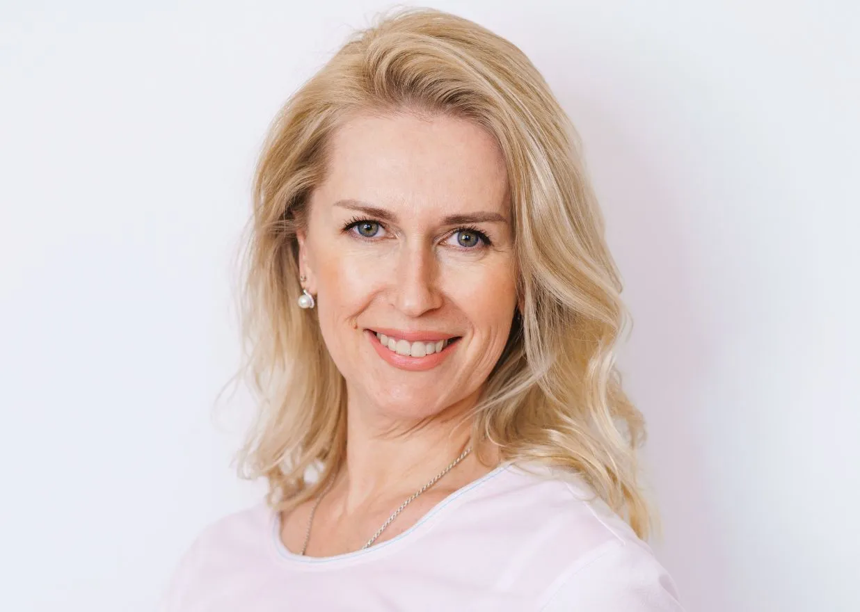 dopasowanie fryzury do kształtu twarzy, fryzury dla cienkich włos&oacute;w po 40, fryzury dla kręconych włos&oacute;w po 40