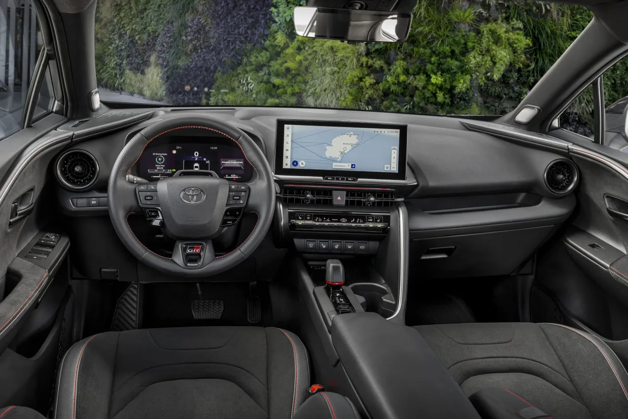 Toyota C-HR drugiej generacji wnętrze