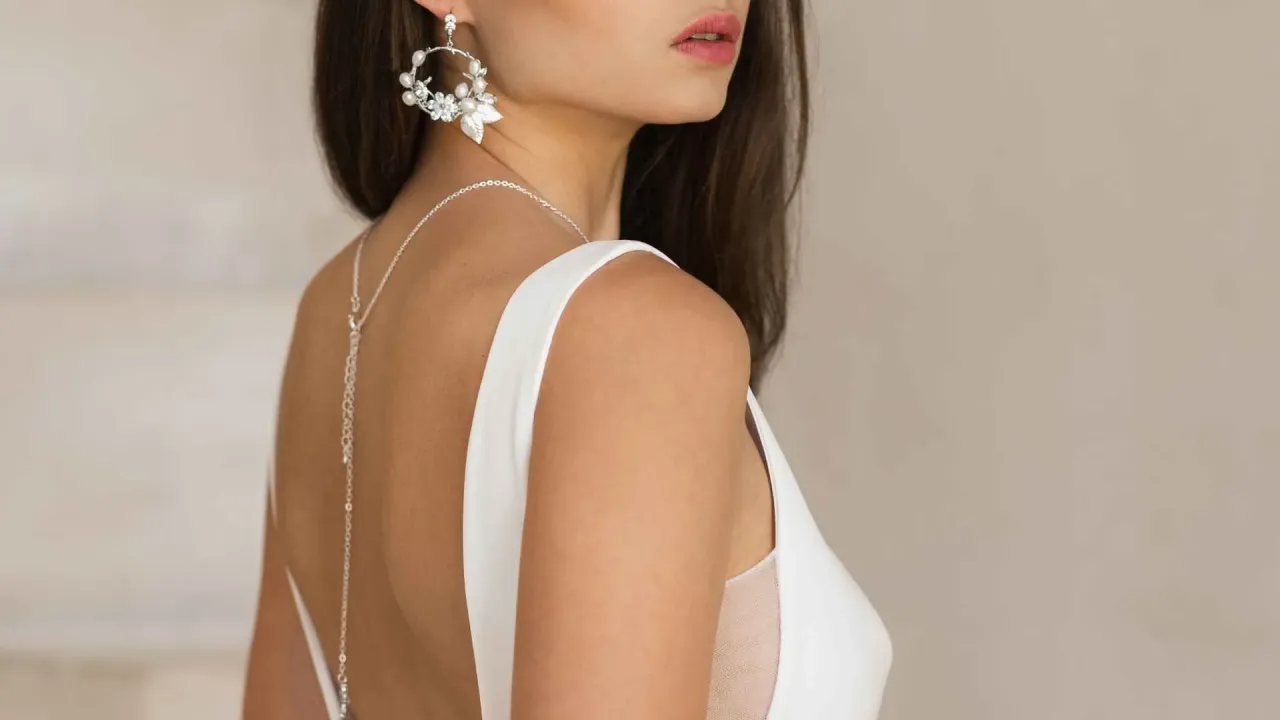 Biżuteria ślubna dopasowana do dekoltu sukni