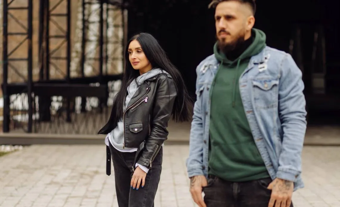 Stylizacje bluza z kapturem i kurtka jeansowa, ramoneska, bomberka