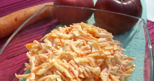 gotowa surówka z marchewki i jabłka, surówka w misce