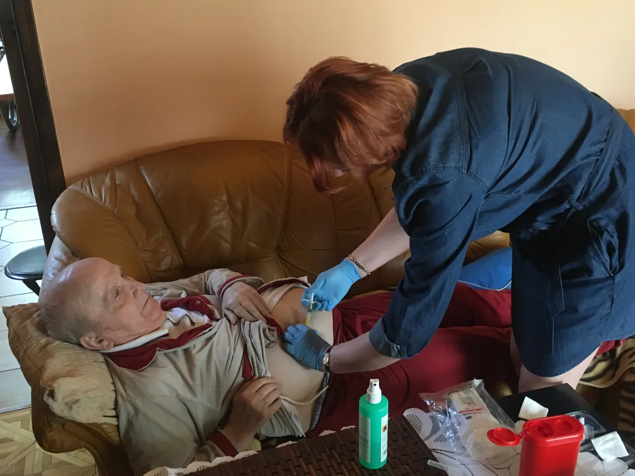 Zesp&oacute;ł hospicjum domowego podczas wizyty u pacjenta