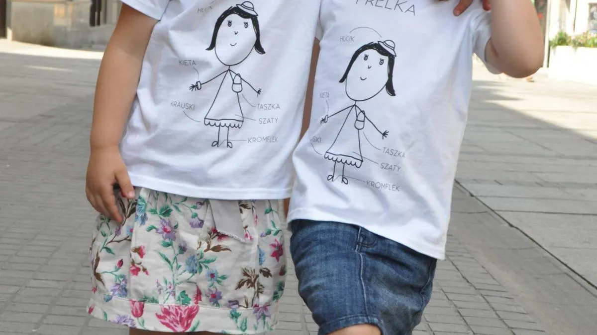 r&oacute;żne style bluzek krakowskich dla dziewczynek