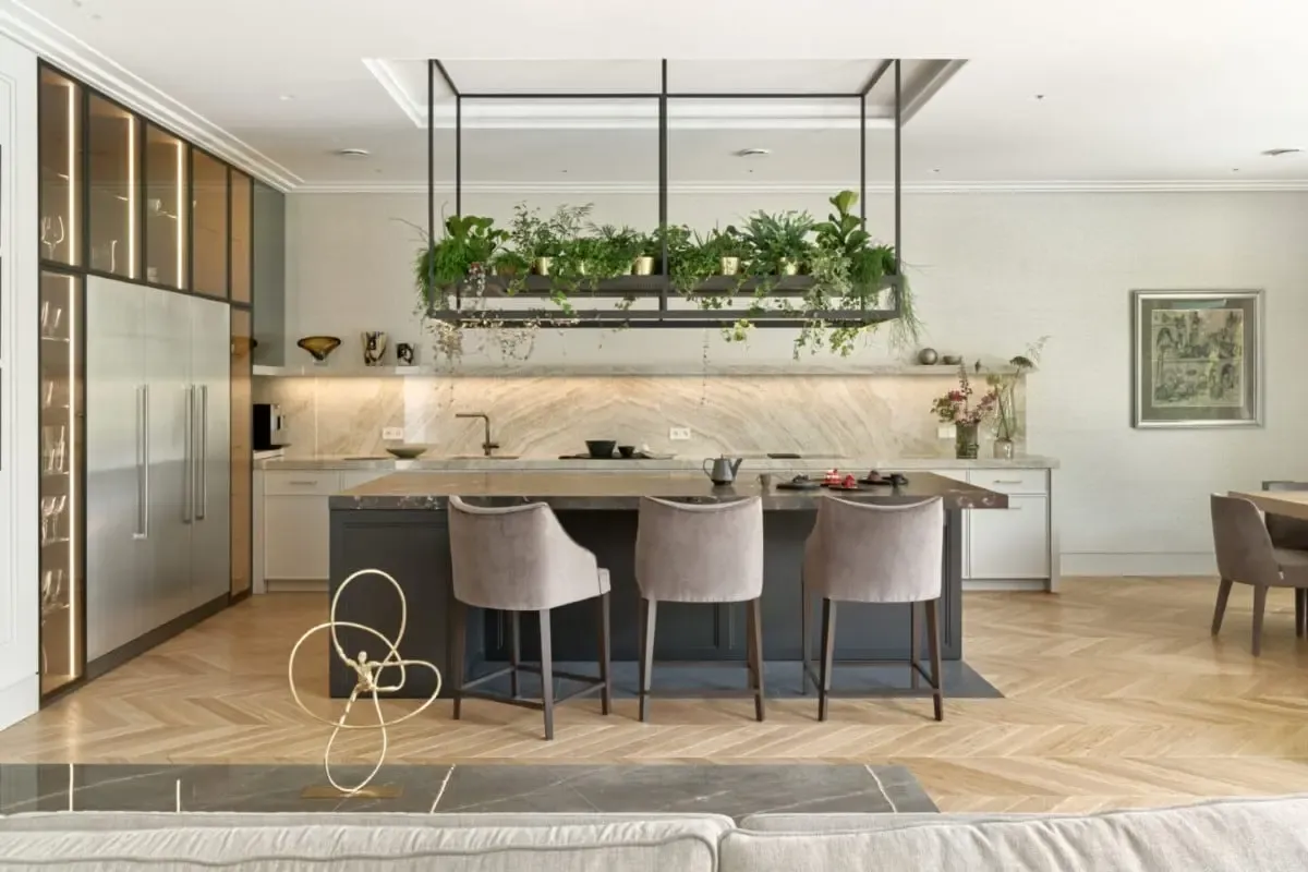 aranżacja salonu z kuchnią wyspa stół podział stref