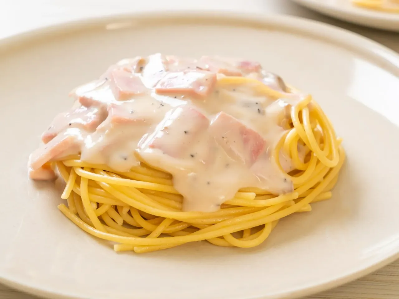 spaghetti z sosem, kremowy sos do makaronu