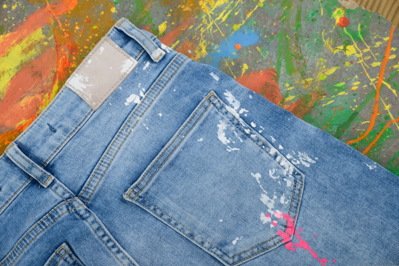 różne rodzaje plam z farby na ubraniach, farby wodne i olejne