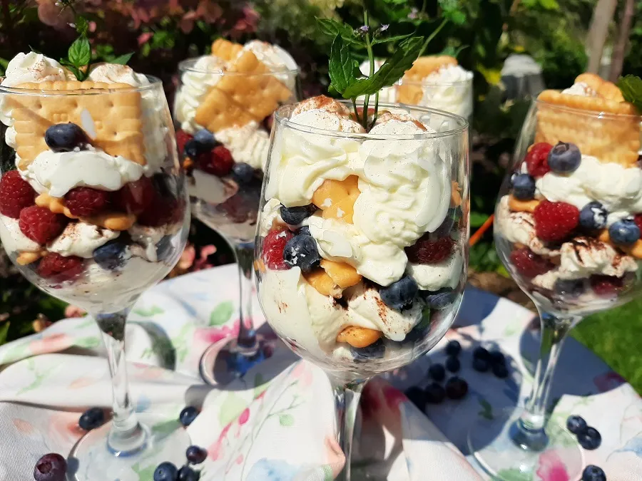 desery w pucharkach z mascarpone i owocami
