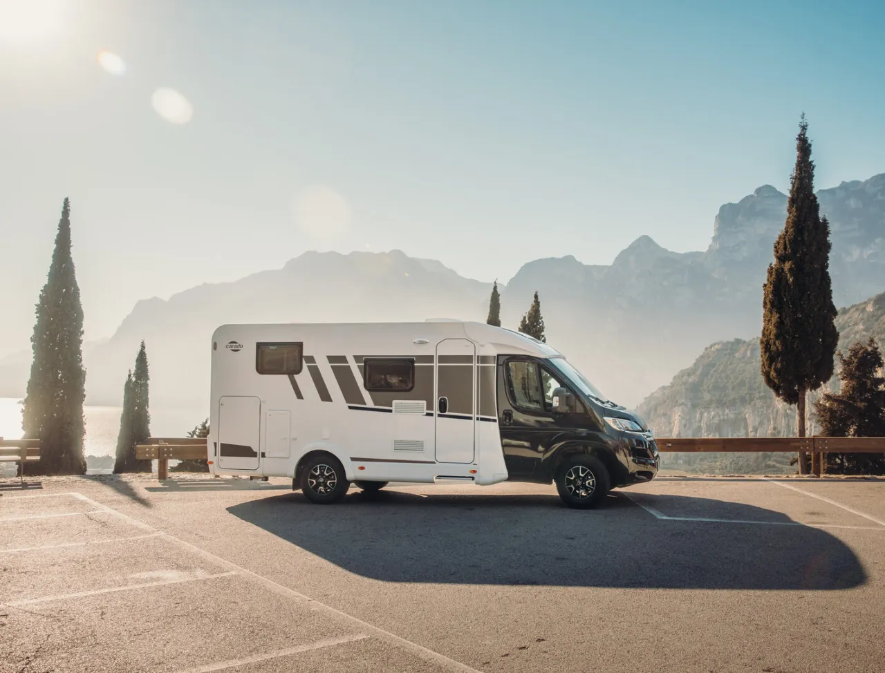 Kamper na tle malowniczego krajobrazu w Polsce