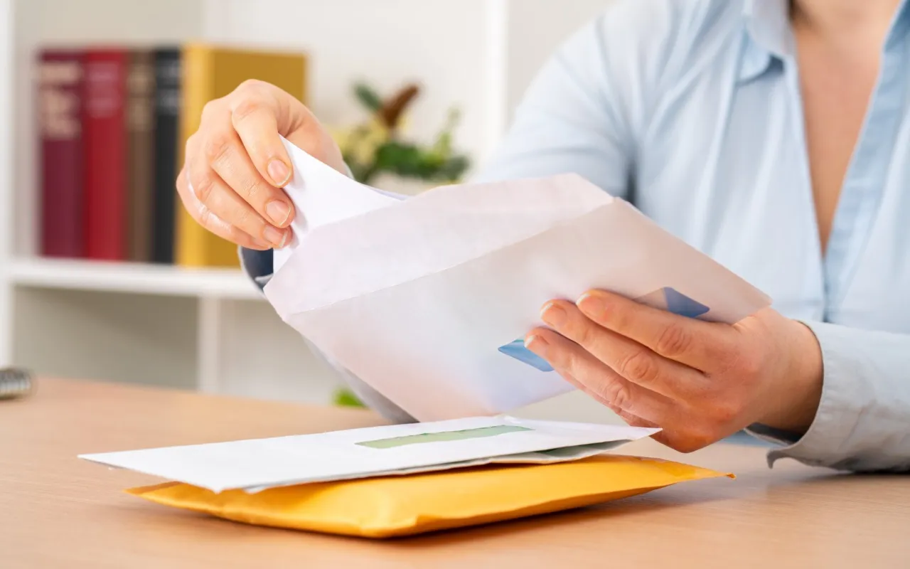 Otwieranie koperty z dokumentami. Czy odpowiedź na pozew doręcza się pełnomocnikowi?