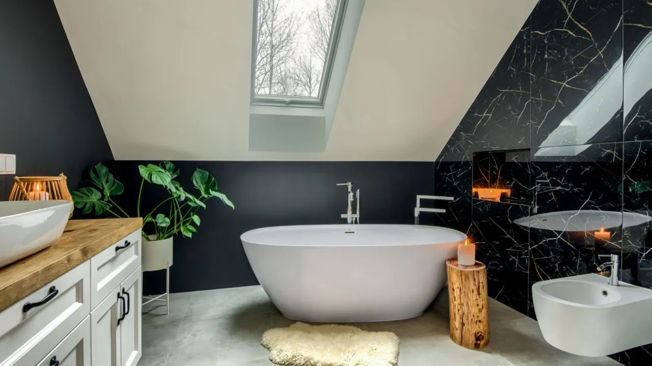 Zdjęcie Jak urządzić łazienkę na poddaszu - inspiracje i zdjęcia, które zachwycą