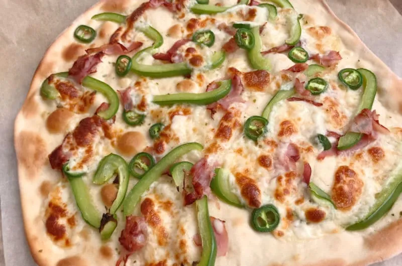 pizza z serem pod składnikami, włoska pizza, mozzarella pod dodatkami