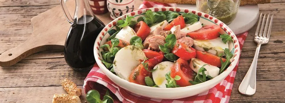 Insalata ricca con tonno e mozzarella