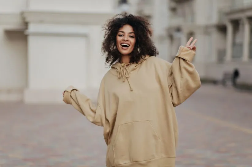 Modne bluzy oversize i boxy fit stylizacje