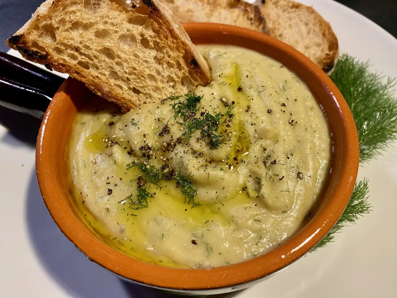 Macco di fave secche in pentola di terracotta