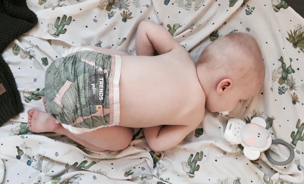 dziecko spokojnie śpi w pieluszce