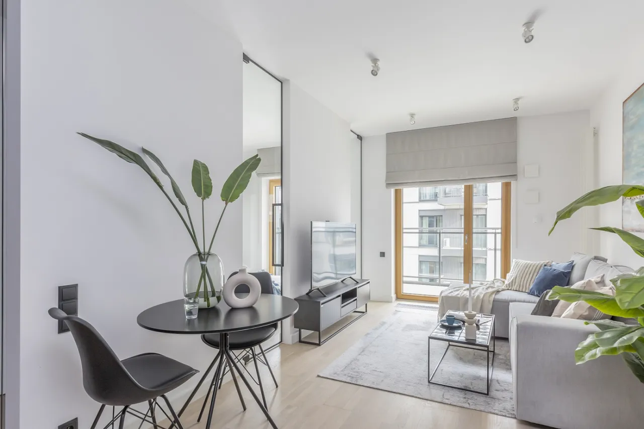 Nowoczesne okno bez firanek w salonie