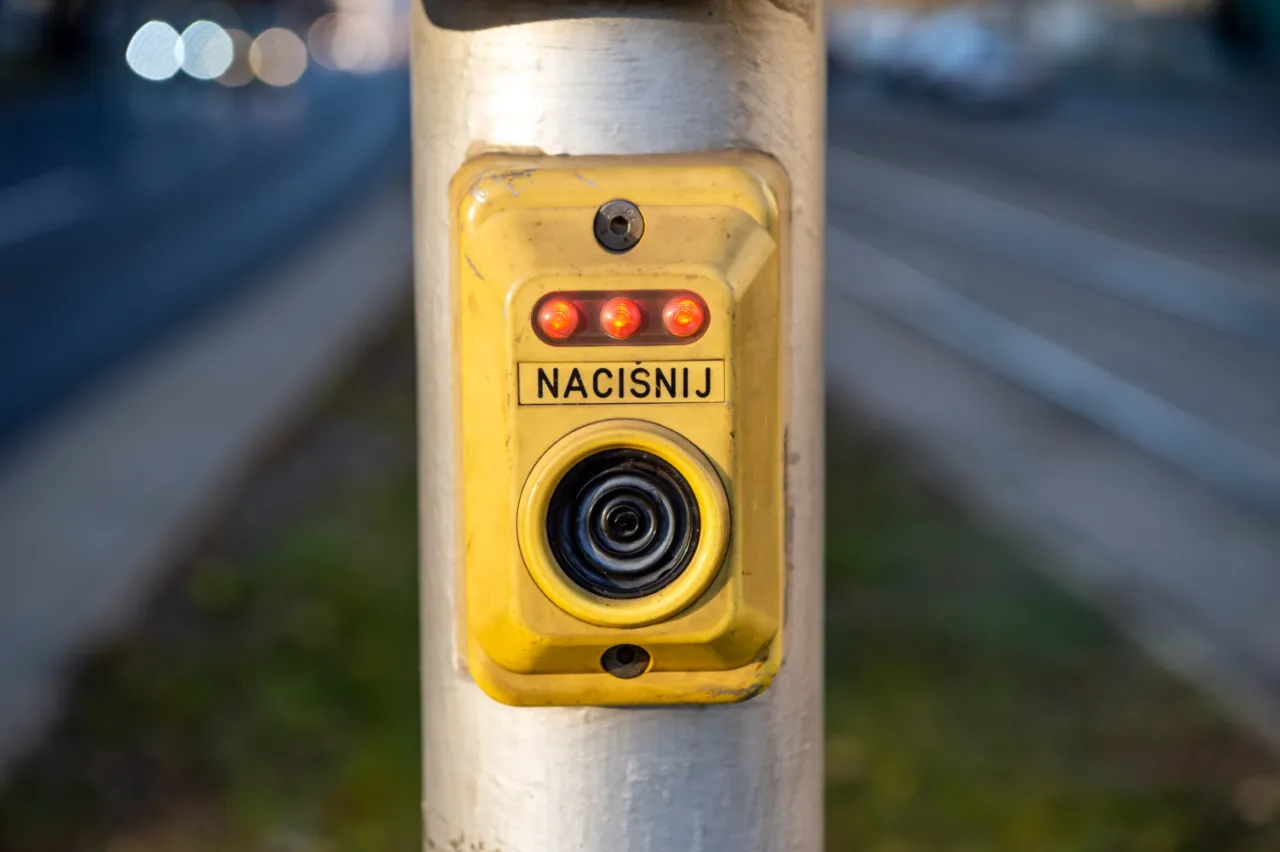 przycisk sygnalizacji wibracyjnej dla pieszych