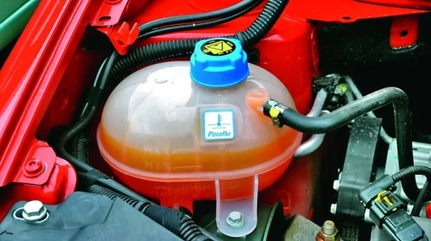 mechanik sprawdza poziom płynu chłodniczego