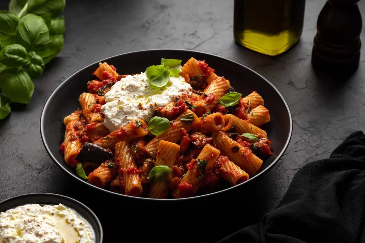 Pasta alla Norma klassisch mit Ricotta Salata und Basilikum