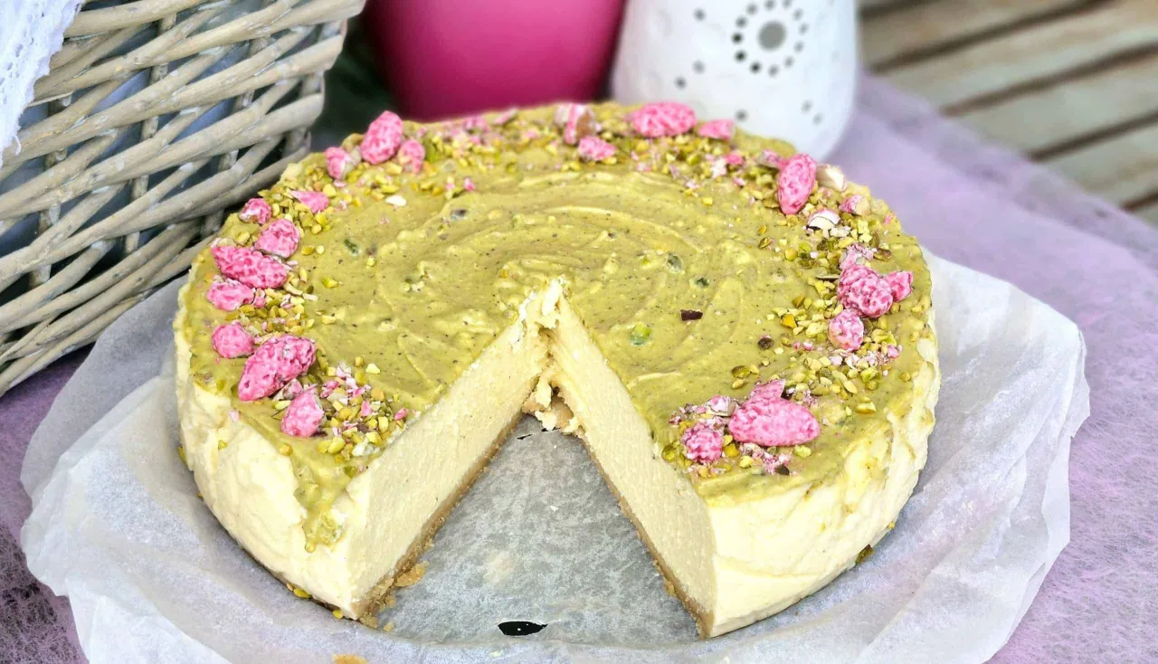 Pyszny sernik z 1kg sera, udekorowany pistacjami i różowymi cukierkami. Czas pieczenia zależy od przepisu, ale warto poczekać!