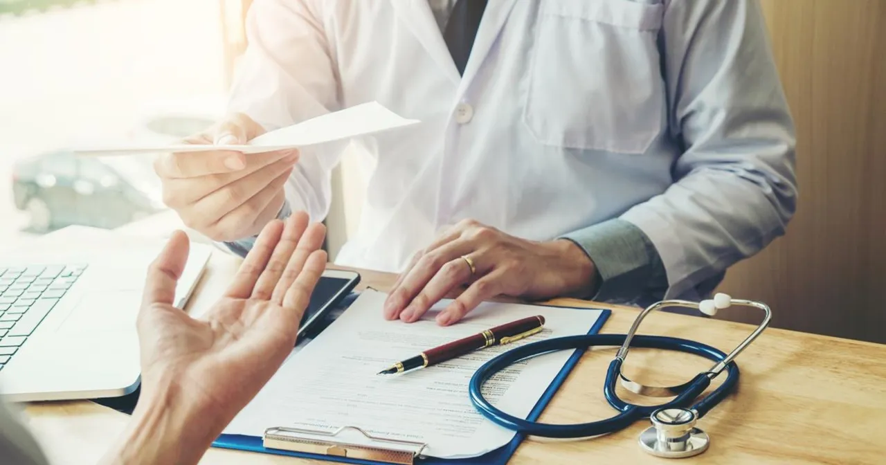 Lekarz medycyny pracy omawia wyniki badań z pacjentem