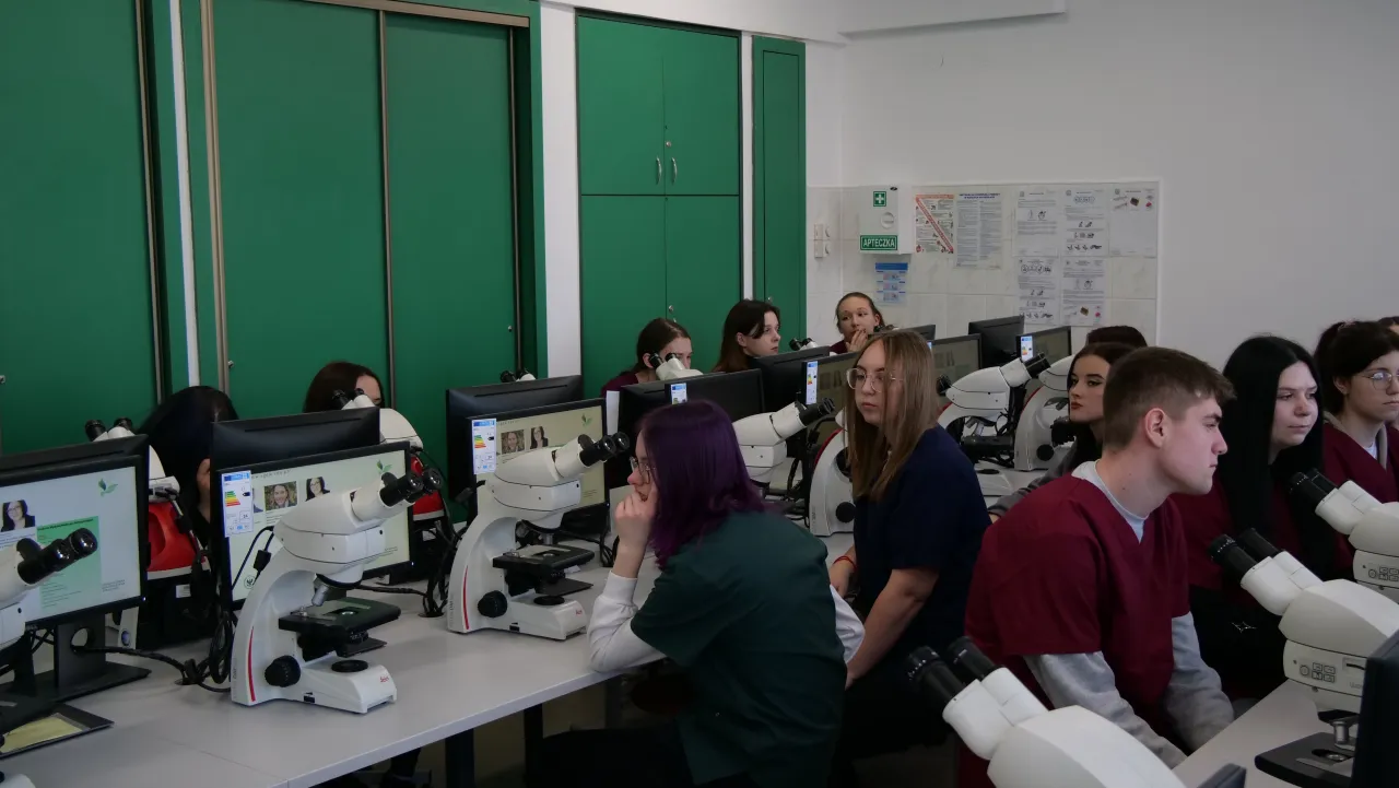 Studenci weterynarii SGGW na zajęciach