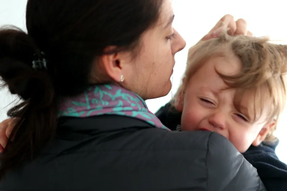 dziecko płaczące przy rozstaniu vs dziecko w panice