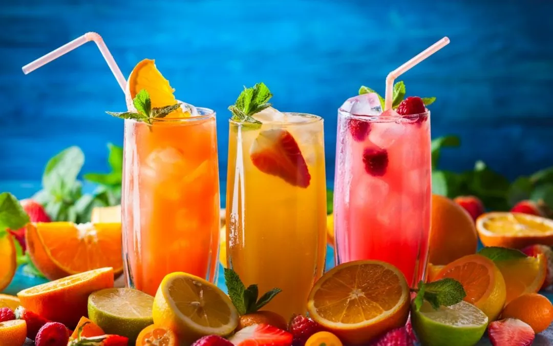 trzy różne drinki z grenadyną na stole