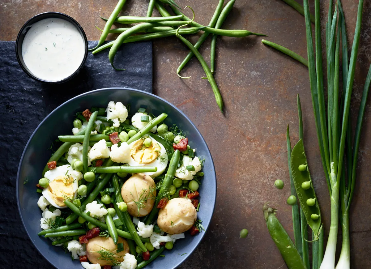 Sałatka z fasolki szparagowej z boczkiem i ziemniakami