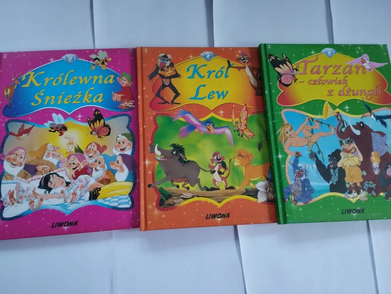 R&oacute;żne okładki książek Kr&oacute;l Lew w Polsce