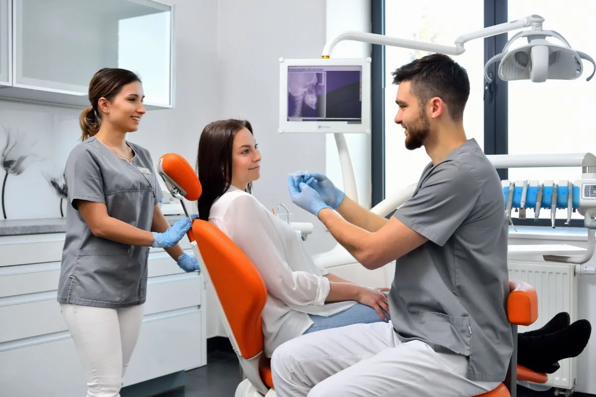 Ortodonta w gabinecie konsultacja z pacjentem