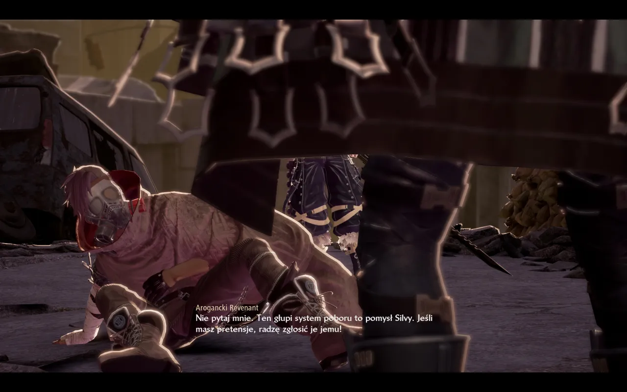 Arogancja w Code Vein. Postać w masce gazowej i z różowymi włosami klęczy obok wraku, słysząc dialog o 