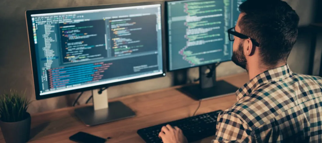 Osoba pracująca jako tester oprogramowania