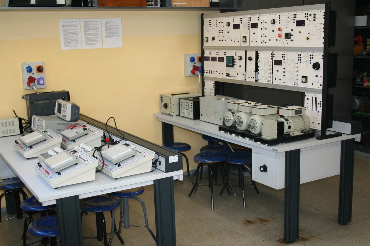 technik elektryk pracownia elektryczna