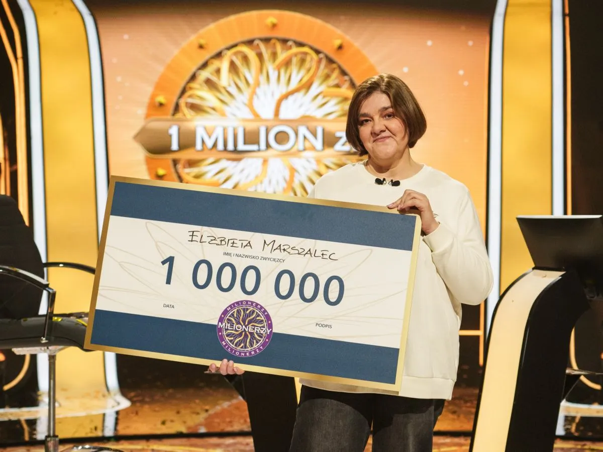 Elżbieta Marszalec, kt&oacute;ra wygrała milion w Milionerach, trzyma czek na 1 000 000 zł.