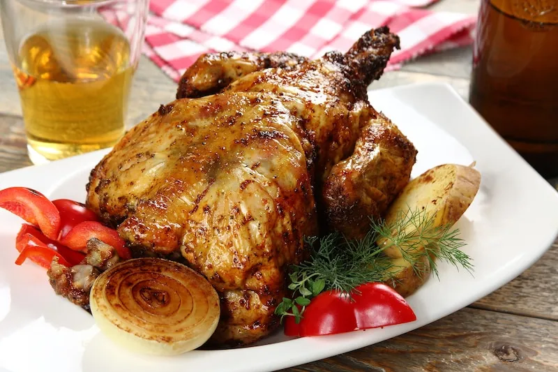Kurczak pieczony na butelce z pieczonymi warzywami