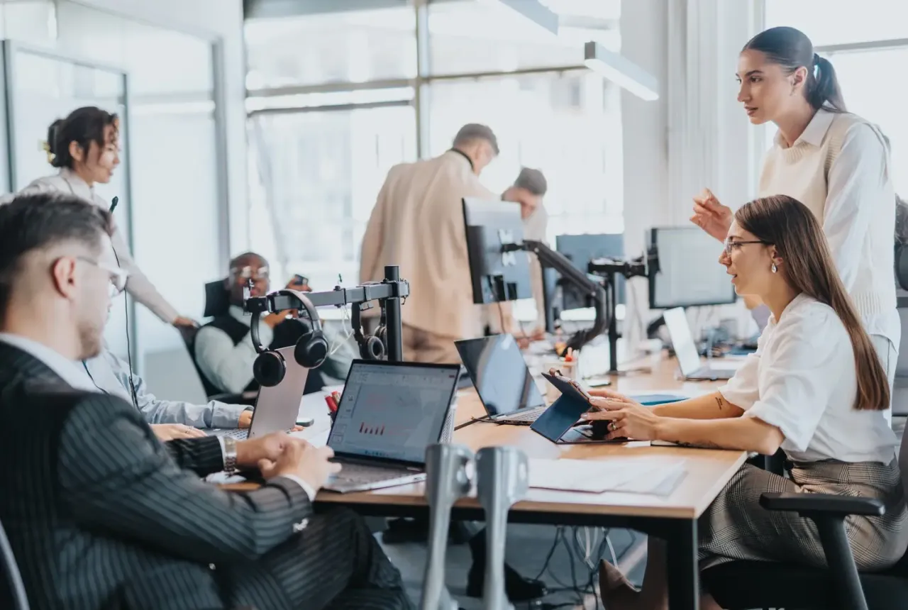 Inspirujące cytaty na biurku, motywacja do pracy