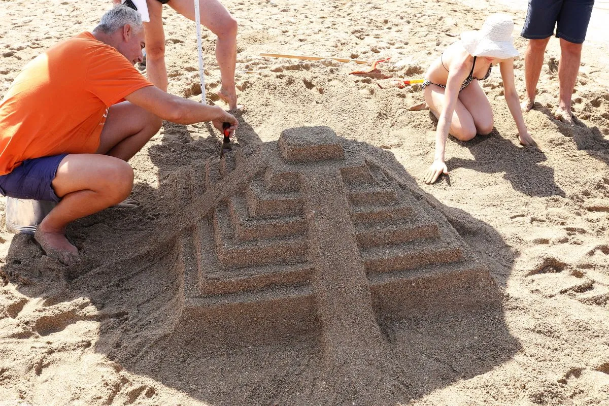 Spektakularna rzeźba z piasku na plaży