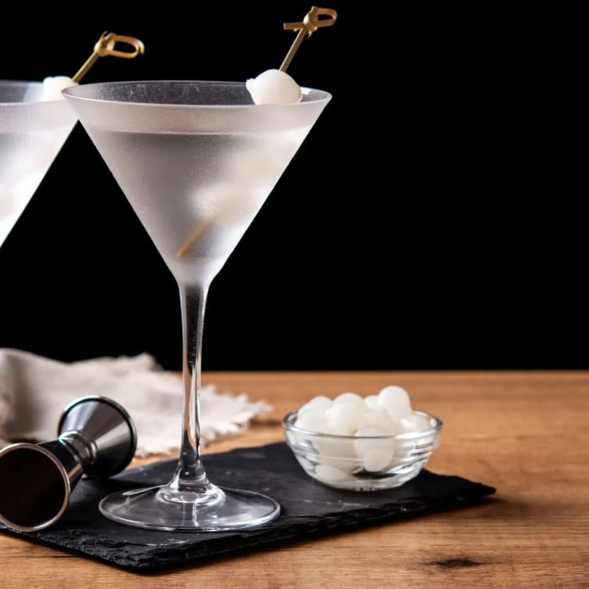 Zdjęcie Gibson drink - przepis na klasyczny koktajl z unikalnym smakiem
