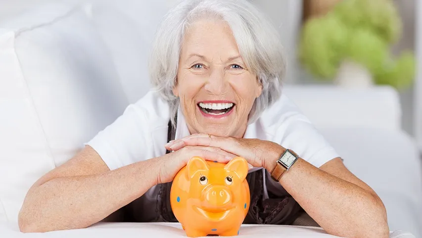 Senior w Polsce zamyślony nad finansami