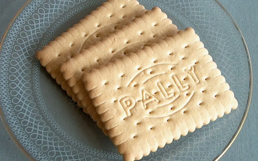 różne rodzaje herbatników na stole