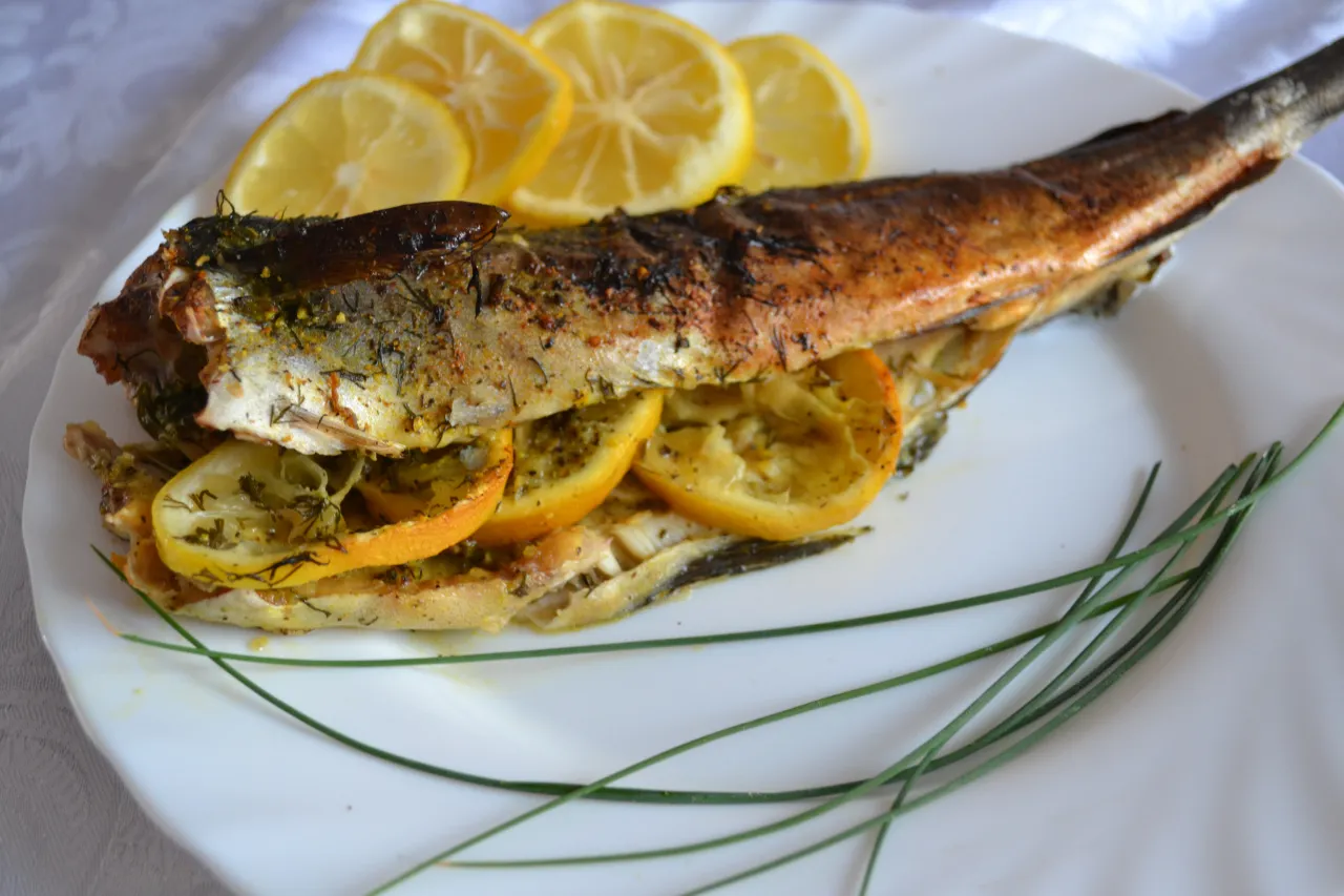 Pieczona ryba z cytryną i ziołami