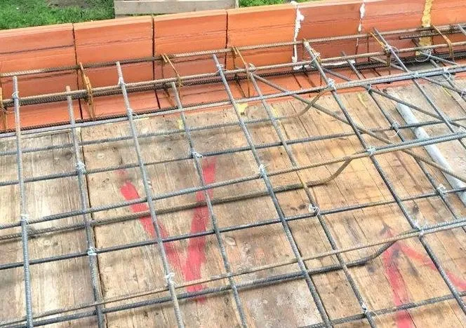 przykłady zbrojenia g&oacute;rnego w stropie monolitycznym i gęstożebrowym