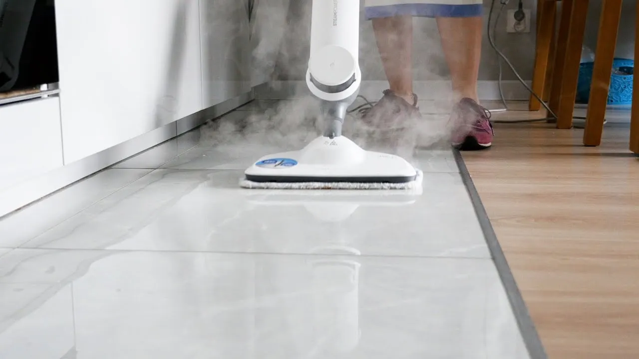 Nowoczesny mop parowy w akcji na czystej podłodze w salonie