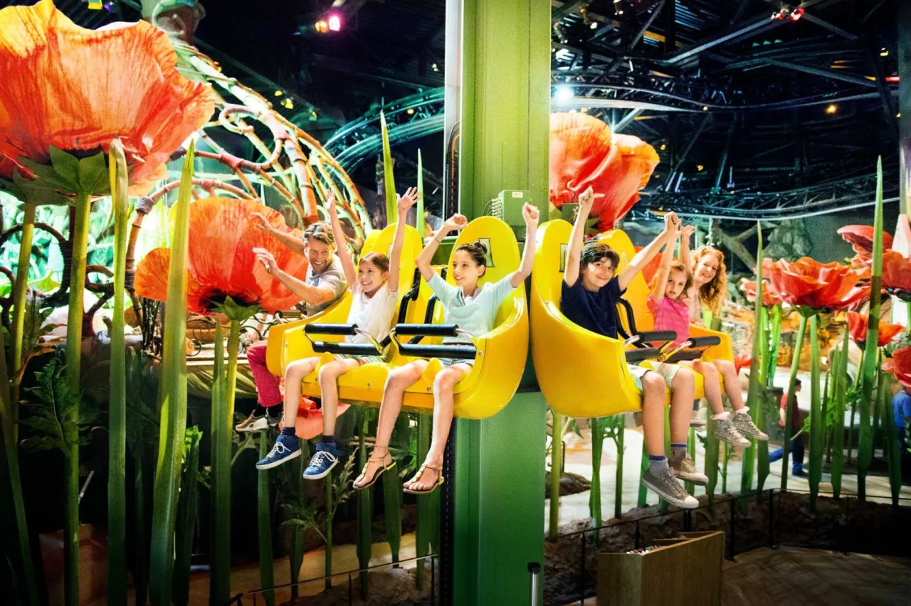 Familie in der Attraktion ARTHUR Europa-Park