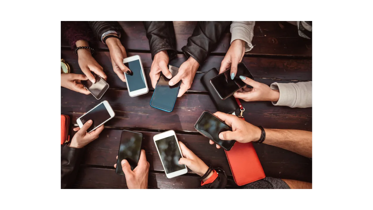 para siedząca obok siebie na kanapie używająca telefonów, dystans emocjonalny