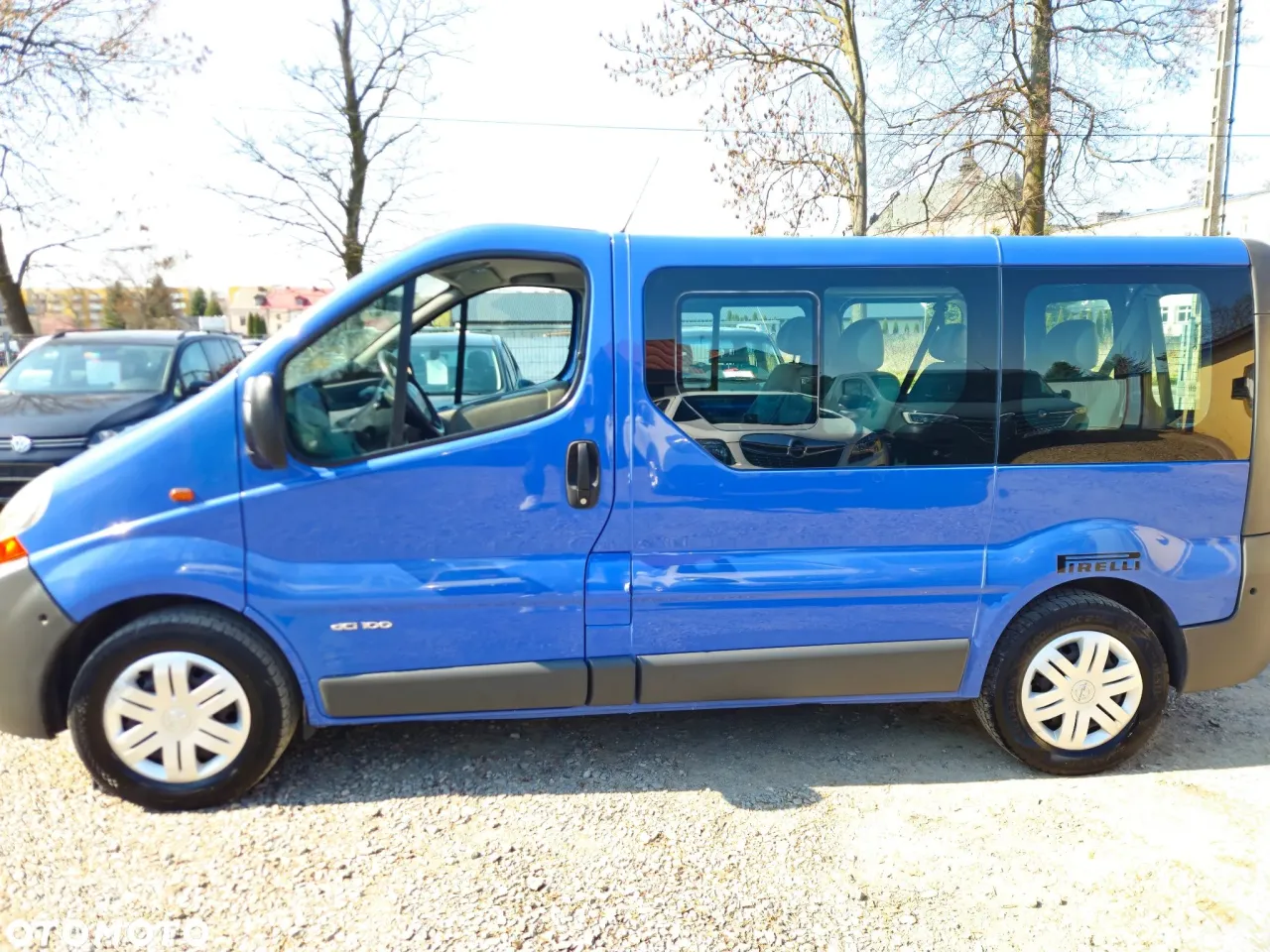 Niebieski bus z przyciemnianymi szybami, na felgach Pirelli. Idealny, jaki bus w benzynie na rodzinne wycieczki.